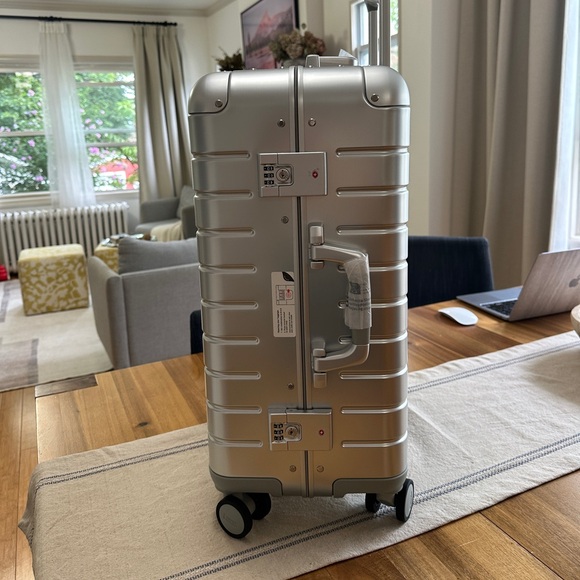 Away The Bigger Carry-On: Aluminum Edition - Brand new in box - Picture 2 of 12